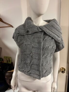 Gap Gray Cable-Knit Short Sleeve Sweater with Buttoned Collar